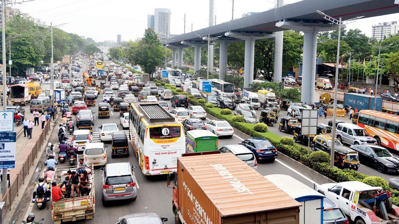Mumbai: Maldives President's visit slows traffic on Western Express Highway