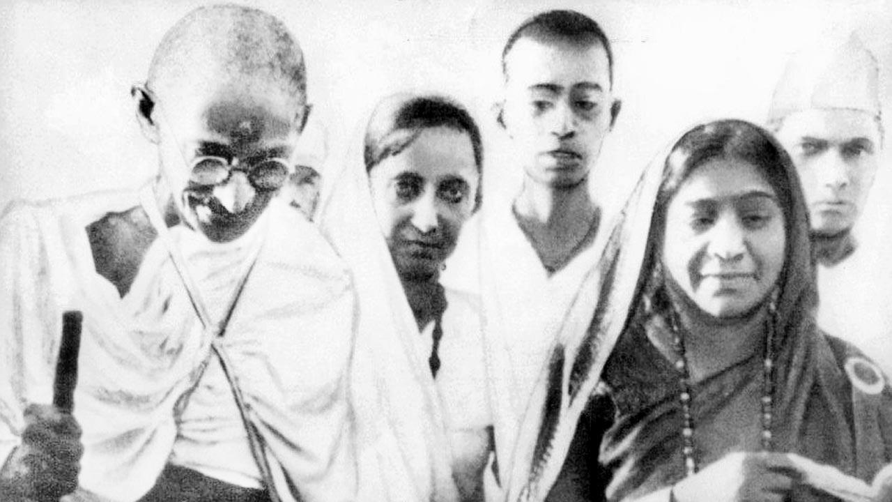 Mithuben Petit (centre) with Gandhiji and Sarojini Naidu. Pic courtesy/Wikipedia