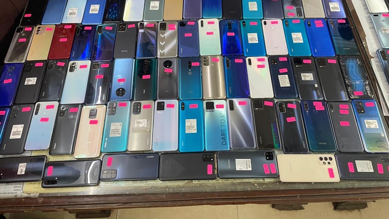 Mumbai crime branch busts inter-state mobile theft racket, 135 smartphones recovered; 10 held