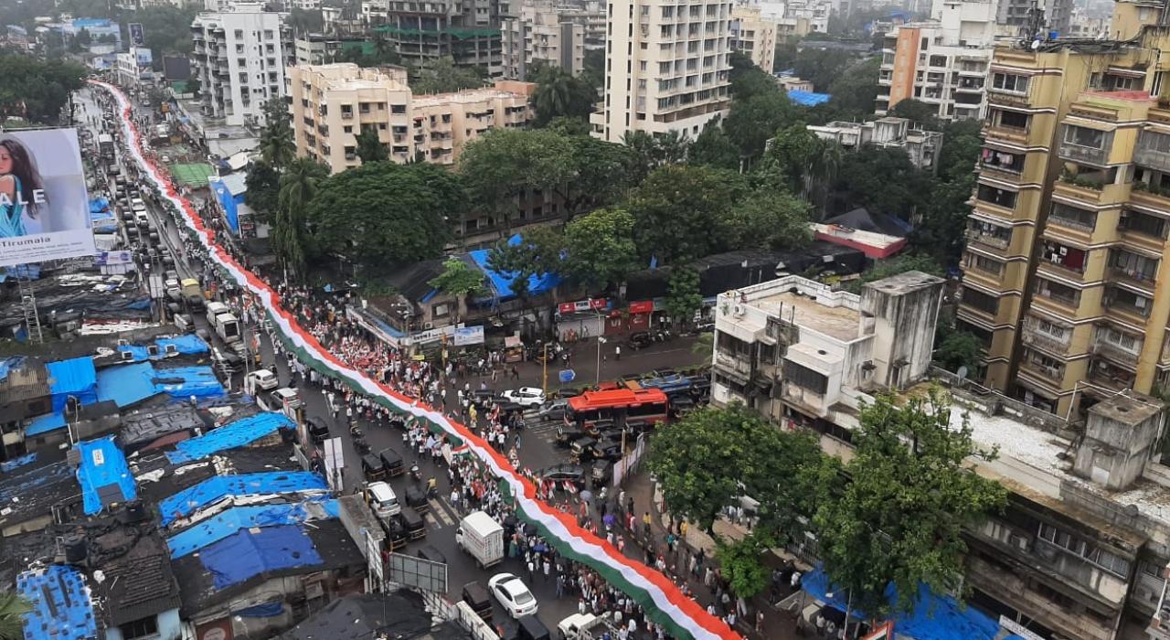 The 1.25 km mass tricolor flag yatra with contribution of over 5,000 swimmers and 10,000 hands of citizens, was organised under the guidance of MLA Yogesh Sagar. Pic/Satej Shinde