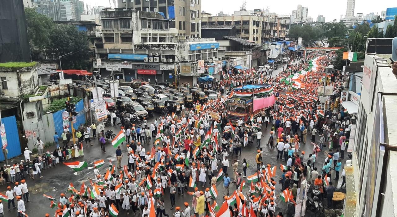 Hundreds join the tricolor yatra in Mumbai. Pic/Satej Shinde