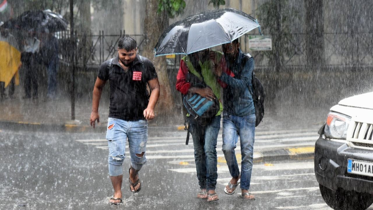 Heavy showers in Mumbai on Tuesday. Pic/ Sameer Markande