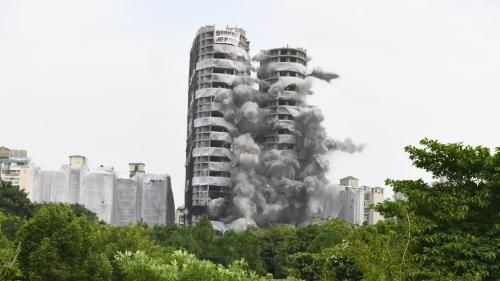 The Supertech towers were demolished in less than 15 seconds. Pic/Pallav Paliwal