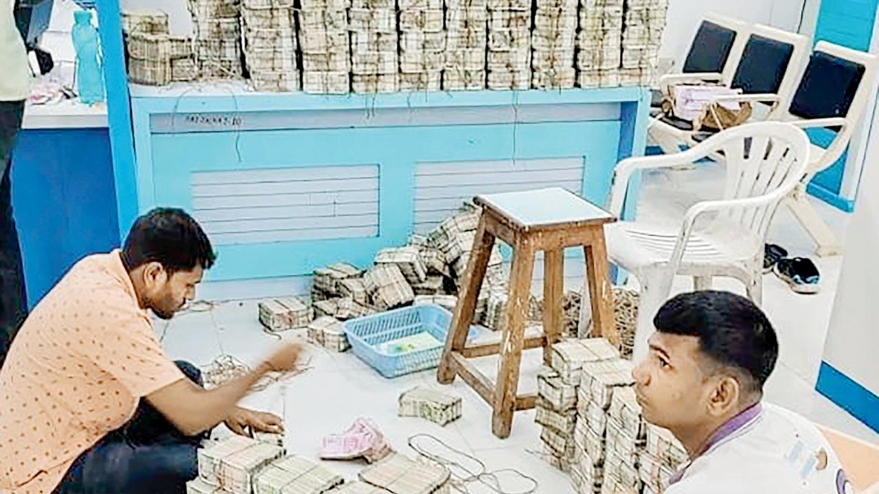 Maharashtra: Baraat of taxmen returns with Rs 56 crore cash, gold