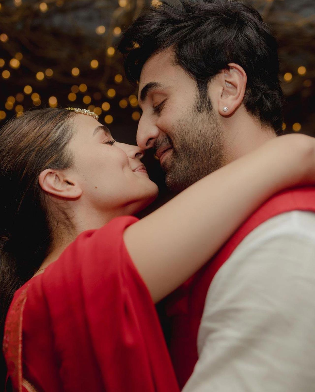 Ranbir Kapoor and Alia Bhatt
Now the age gap of 11 plus years did not hold these 2 back. A simple Shaadi in their house, and a baby on the way. Alia's spunk and Ranbir's calmness highlight a couple that brings out the best in each other. Whether it's encouraging each other's work or writing their own fate, these 2 do it their way and they slay