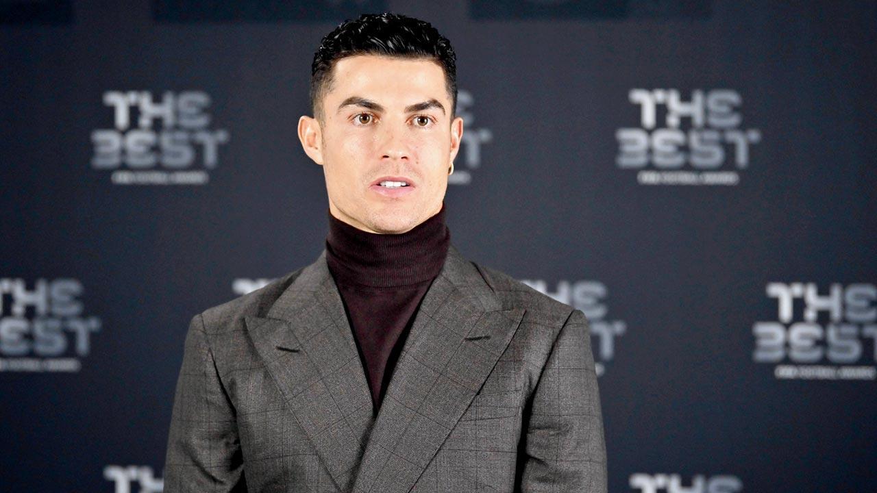 Manchester United star Cristiano Ronaldo to buy golf clubhouse and then destroy it for a better home view