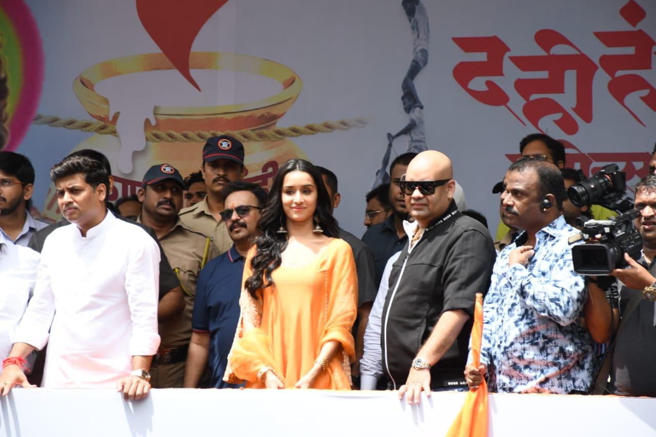Meanwhile, at the event, Shraddha was seen performing to the song 'Cham Cham' from her movie 'Baaghi'. She was also seen waving at the massive crowd