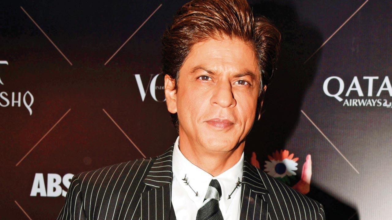 Fan tries to hold Shah Rukh Khan's hand, Aryan Khan protects the actor