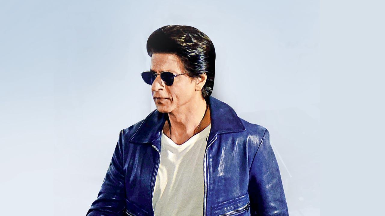 Shah Rukh Khan stands with women