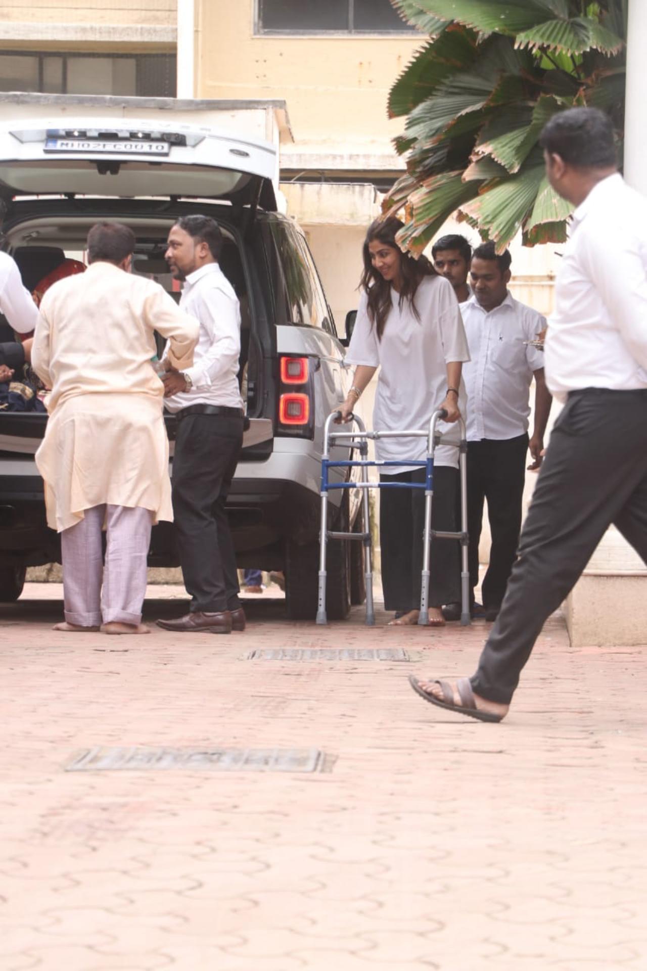 On Monday morning, Shilpa Shetty was seen outside her house ready to welcome Lord Ganesha to her home