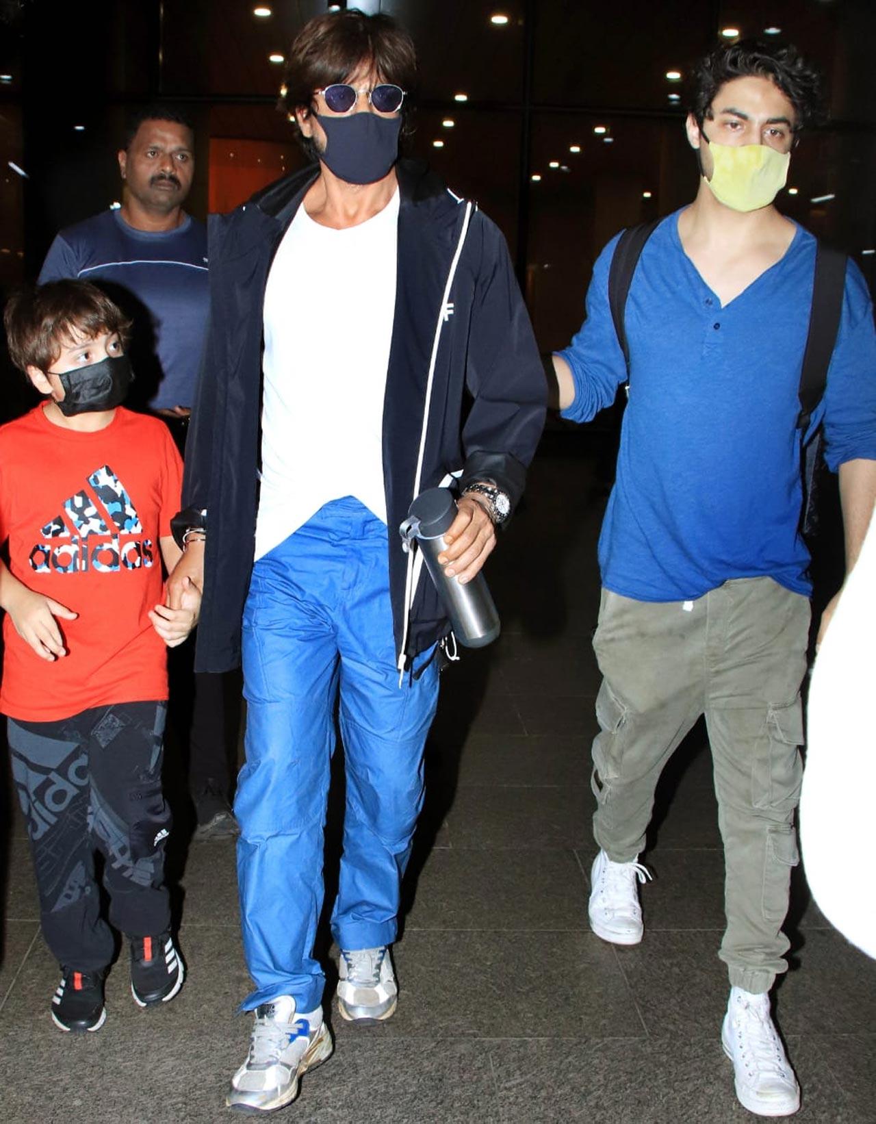 Shah Rukh Khan was snapped with his kids - AbRam Khan and Aryan Khan at their casual best. While the actor sported a black jacket, paired with a basic blue denim and a white t-shirt, Aryan was seen wearing uber-cool blue t-shirt