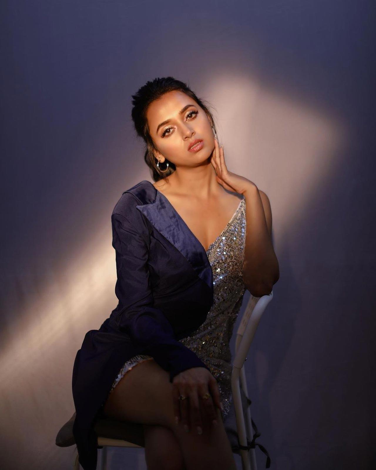 Tejasswi donned a silver shimmery bodycon dress that she paired with a black blazer on one side that stole the limelight. She accessorised her outfit with silver hoop earrings and styled her hair into a ponytail