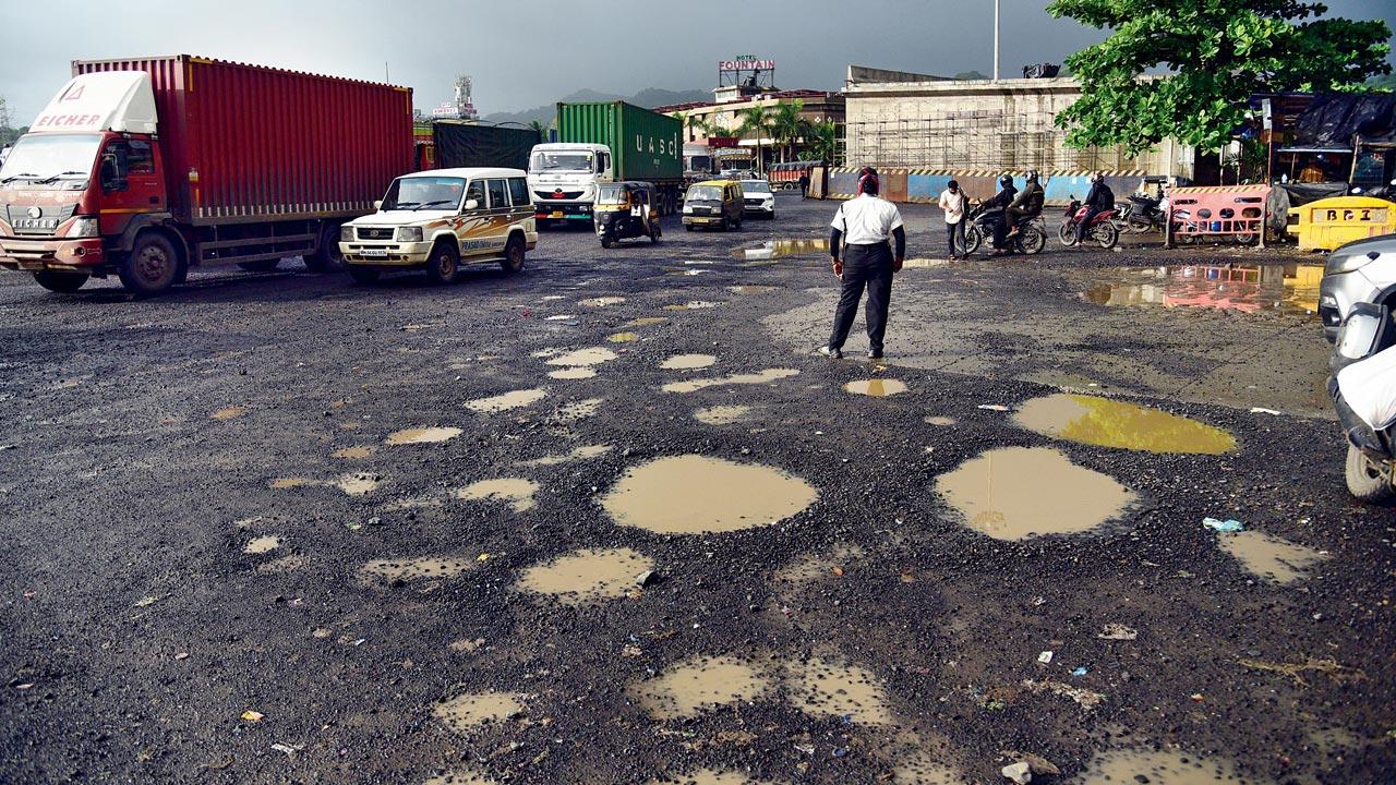 Pothole-ridden Mumbai-Ahmedabad Highway. PIC/PRADEEP DHIVAR