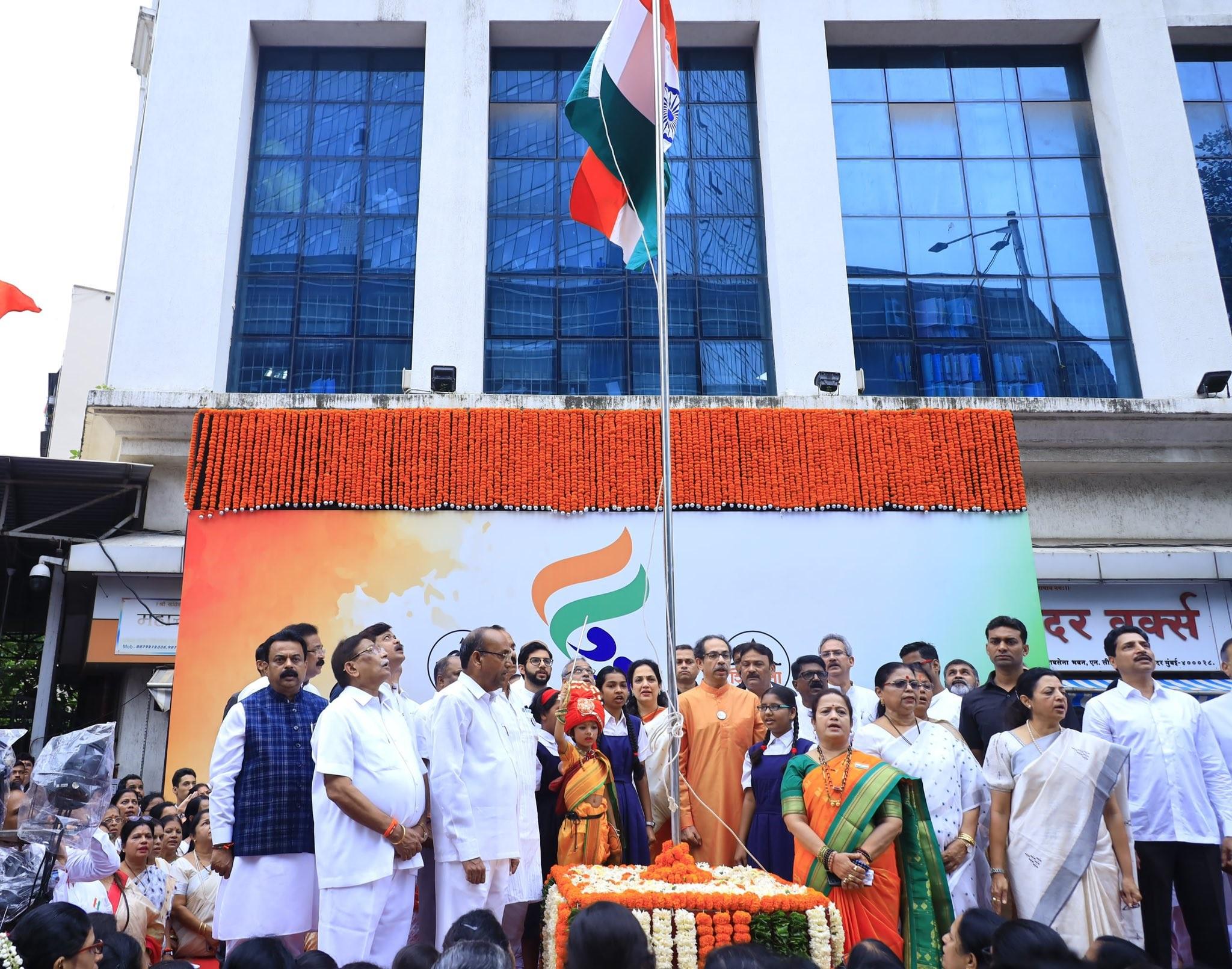 On the occasion of Independence Day, Uddhav Thackeray hoisted the tricolour at Sena Bhavan in Dadar. Pic/Official Twitter handle