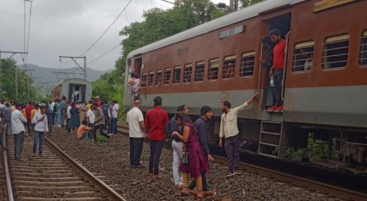 Mumbai: Kurla LTT- Bhagalpur express train coaches uncouple