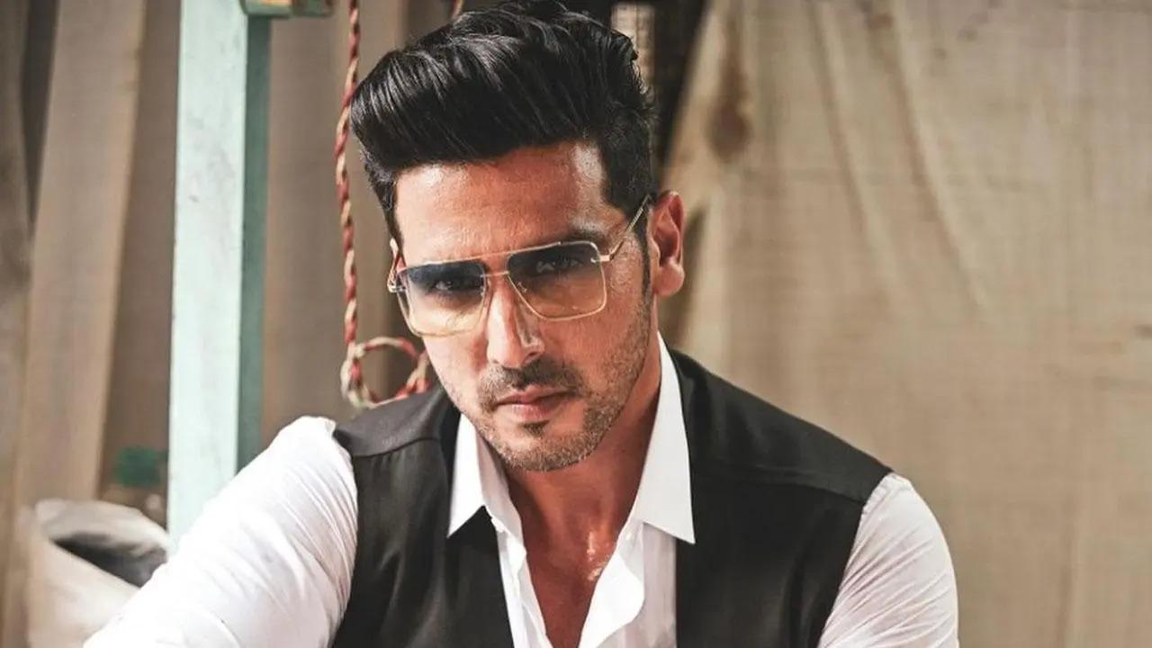 Zayed Khan joins the latest episode of 'Flashback with the stars'. Watch the complete interview here