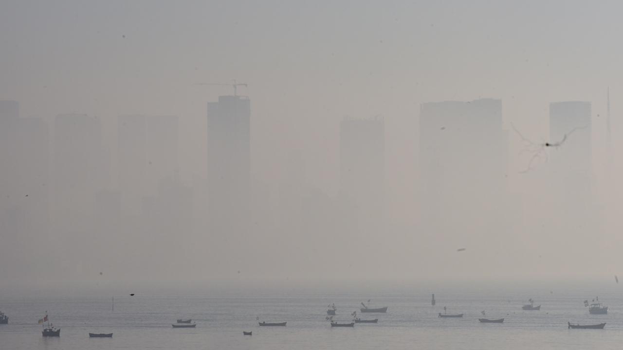 Layer of smog was witnessed in the city. Pics/Shadab Khan 