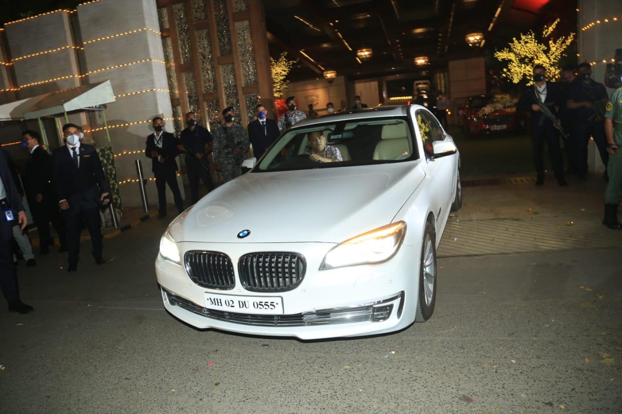 Shah Rukh Khan also arrived for the party with his manager Pooja Dadlani. The actor avoided getting clicked by the paparazzi. He was seated in the backseat of the car which was covered by a black sheet