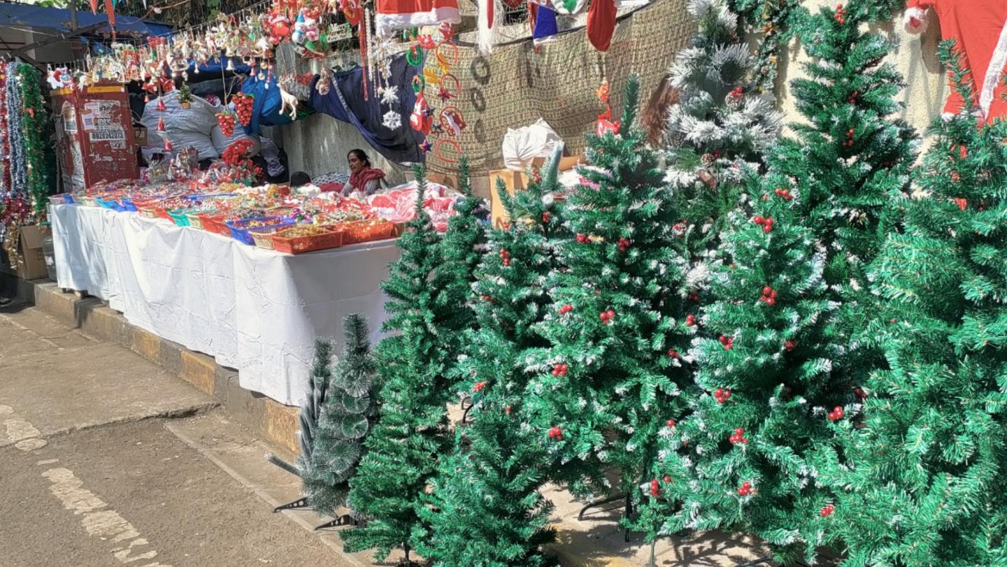 A few metres away, stop over at another stall for Christmas decorations if you haven't made up your mind. The stall run by Nandakumar Shinde's family, after he passed away, has everything you need. While it is easier to spot them during the day, you may have to search for them in the night because they don't have lights set up but that doesn't mean they won't cater to your Christmas decoration needs. Photo Courtesy: Nascimento Pinto