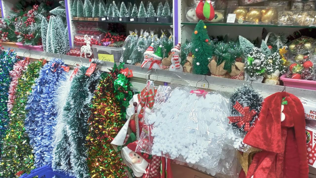 If you have been in Mumbai long enough, you know about Cheap Jack on Hill Road. While it is known for its gifting options, it turns into a different world as soon as December starts with many people buying a cart full of Christmas decorations. Photo Courtesy: Nascimento Pinto