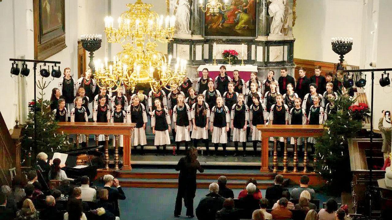 Ukraine youth choir gives freedom message