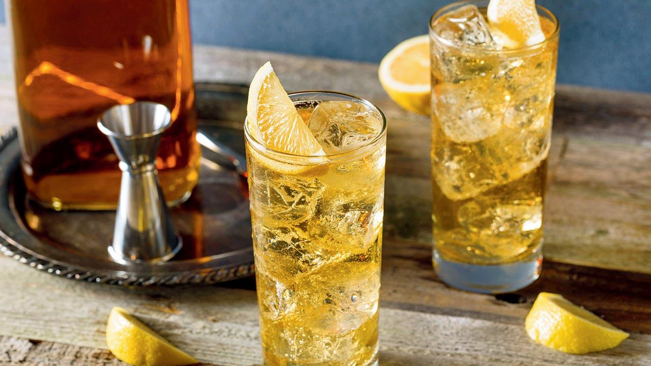 Whiskey highball with ginger ale and lemons
