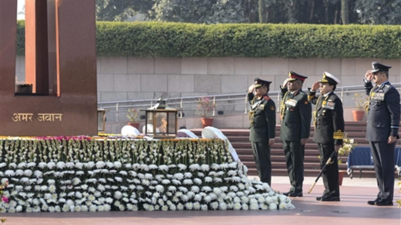 Chief of Defence Staff General Anil Chauhan pays tribute at the National War Memorial on the occasion of Vijay Diwas Pic/PTI