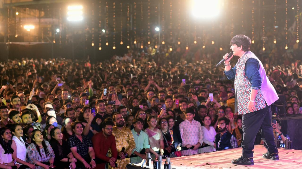 Singer Falguni Pathak performs at Sharad Utsav held at Police hockey ground, Ghatkopar in Mumbai during the Navratri festival this year Pic/Shadab Khan