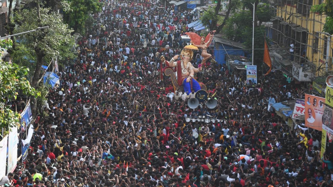 During Ganeshotsav, a huge crowd gathered at the Lalbagh area in Mumbai for the arrival of Chinchpokli Cha Chintamani Pic/Ashish Raje