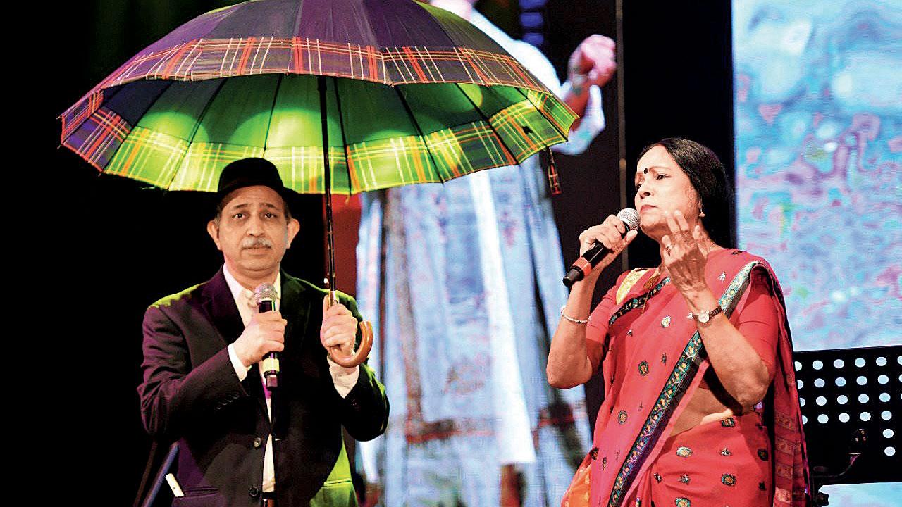 Bradoo and Gopinathan sing at an event in 2022