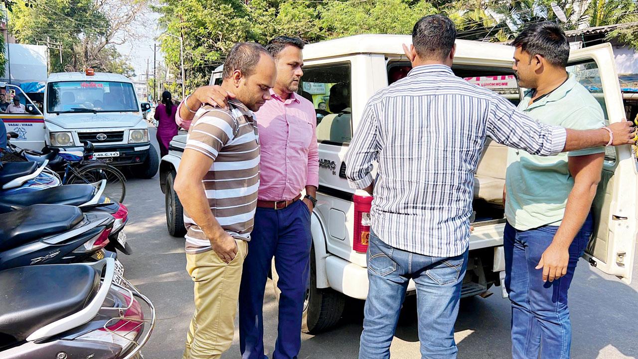 (Left) Dubey, who now has a chiseled body, with cops outside a Vasai court on Thursday. Pic/Hanif Patel