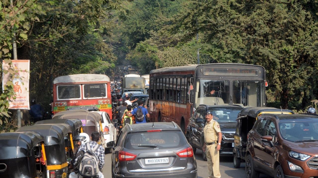 Heavy traffic at Birsa Munda chowk in Goregaon on Thursday morning. Pics/ Satej Shinde