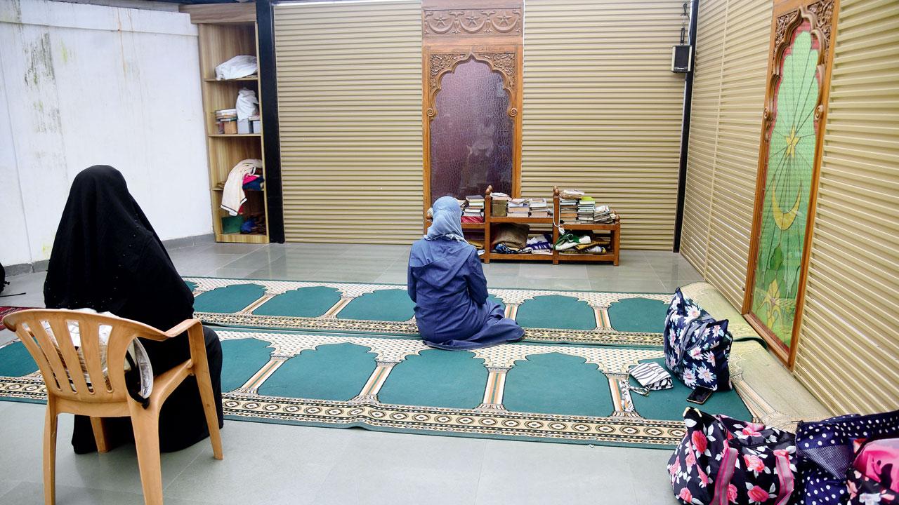 Hawa Bibi, 53, and her daughter-in-law Sadiya, from Surat, pray at the women’s mosque at the 280-year-old Juma Masjid. in Crawford Market. Muslim women visiting the market to shop, now have a place to rest, relieve and offer namaz