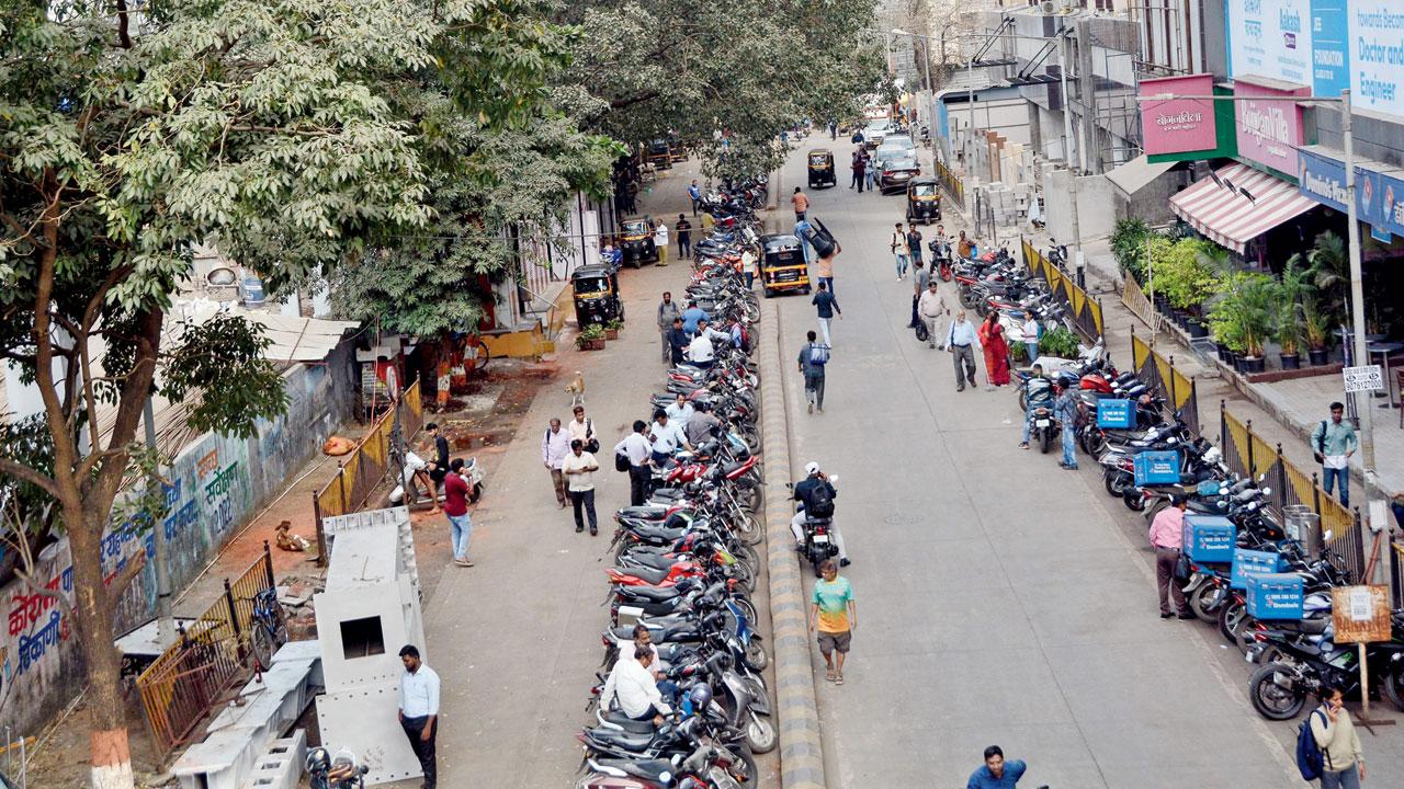 Vehicles parked on the yet-to-open part of Jawahar Road. Pic/Sayyed Sameer Abedi