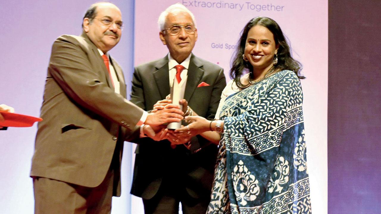 Jane Borges receives the RedInk from Justice Abhay Thipsay and former police commissioner MN Singh at NCPA. Pic/Bipin Kokate