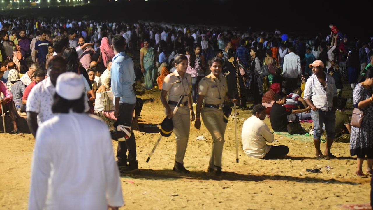 PICS: As Mumbai welcomes New Year, huge crowds seen at Juhu; security beefed up