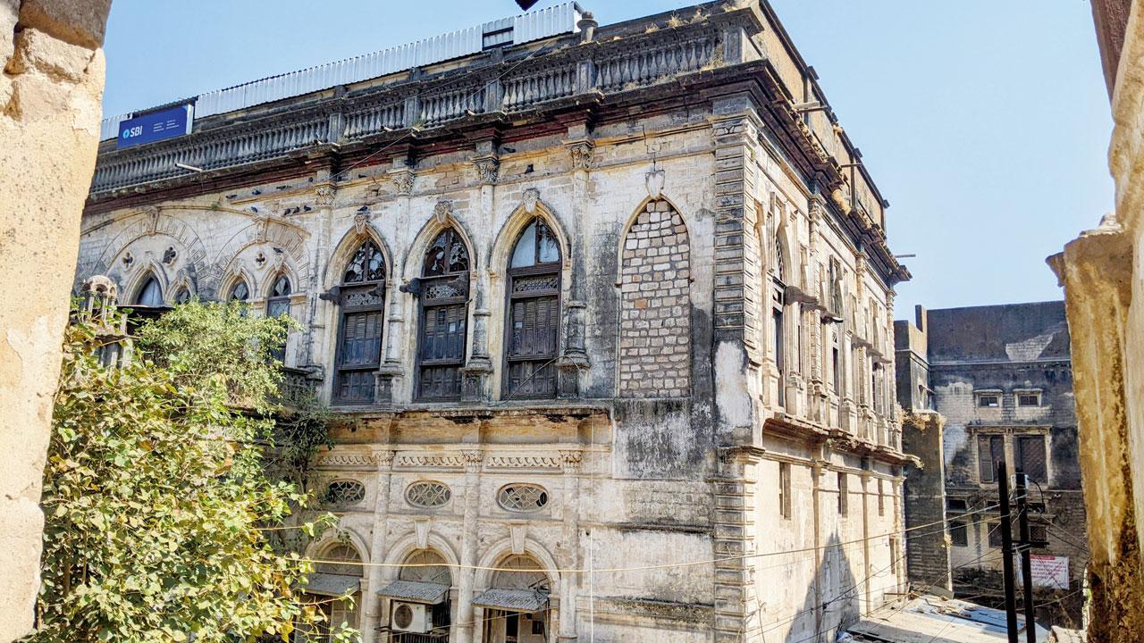 Lone but extant, a haveli in Junagadh