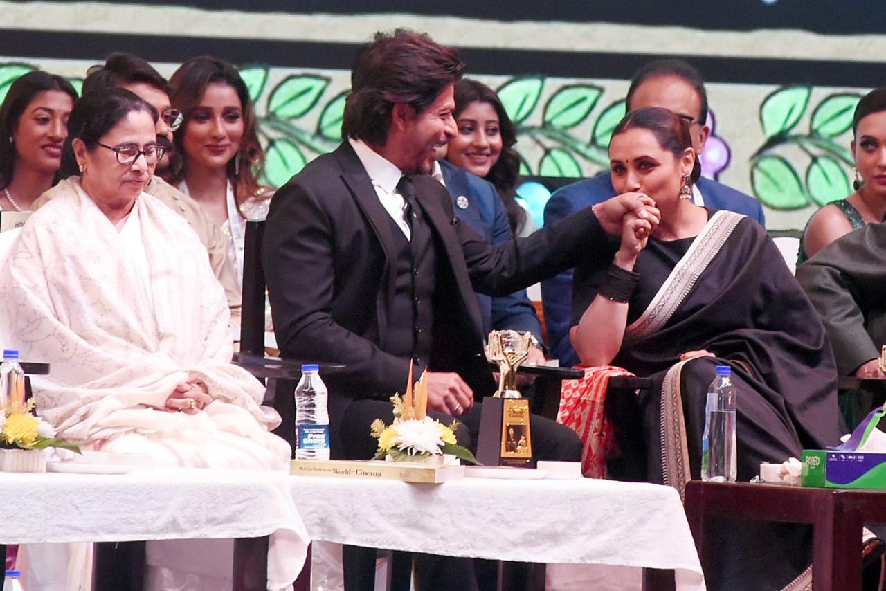Rani and Shah Rukh Khan who have worked together in films like Kuch Kuch Hota Hai, Chalte Chalte, Kabhi Khushi Kabhie Gham were seated beside each other on the stage. Rani was honoured at the the Kolkata International Film Festival 2022 (KIFF) for her outstanding contribution to the growth and development of Indian cinema.