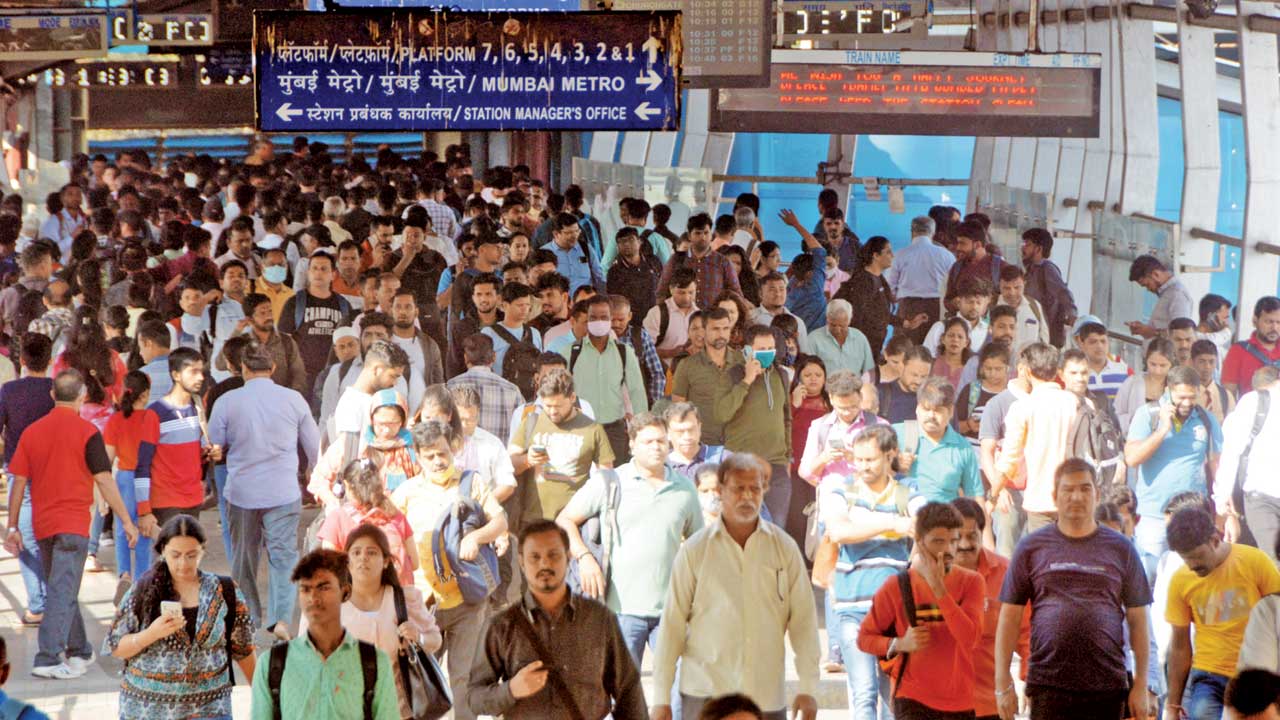 Only a few commuters can be seen wearing masks on the foot overbridge at Andheri station on Saturday. Pic/Satej Shinde