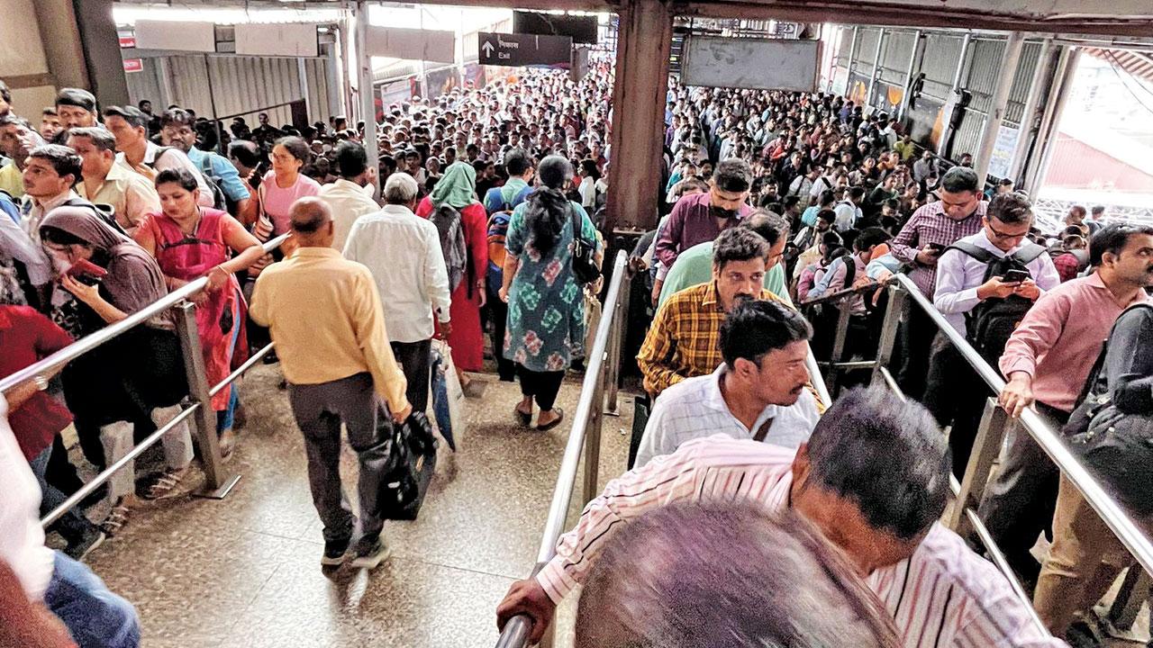 A crowded Ghatkopar station on Wednesday morning. Pic/Awali Vlogs