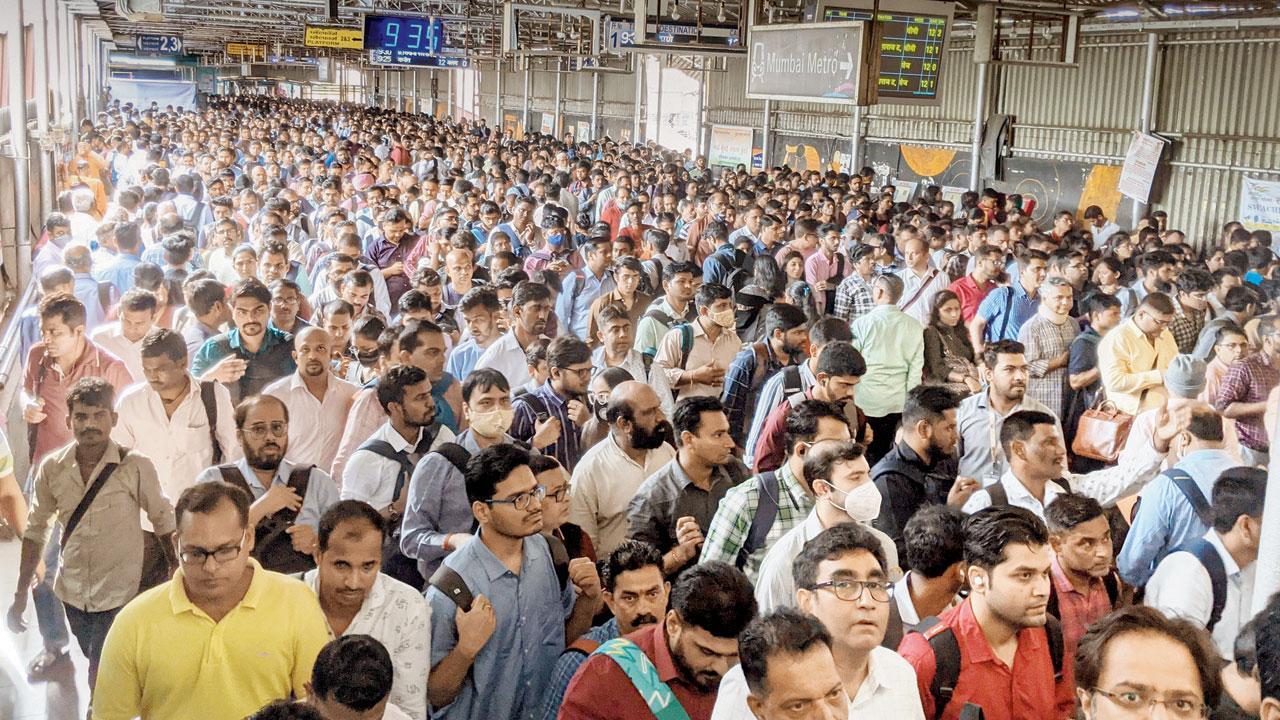 Mumbai: Snag in just one train leads to stampede-like situation at Ghatkopar station, commuters jittery