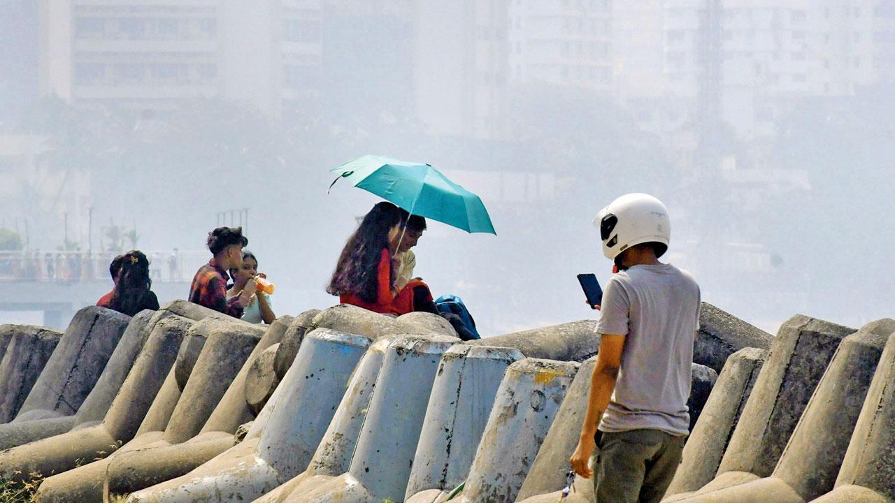 At 35.2 degrees Celsius, Santacruz was hottest place in subcontinent on Wed