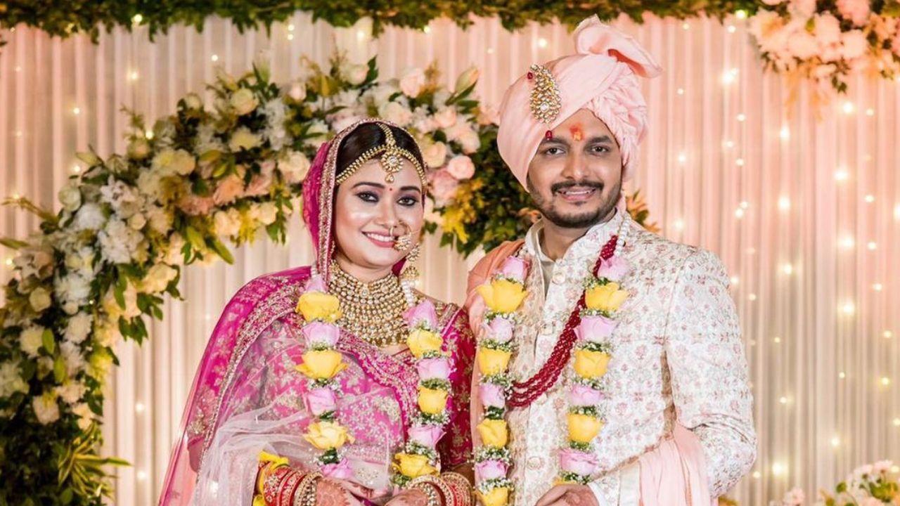 As for the wedding attire, while Paritosh Tripathi looked elegant in his sherwani and turban, Meenakshi looked beautiful in the pink embroidered lehenga, which she had chosen for the wedding. 