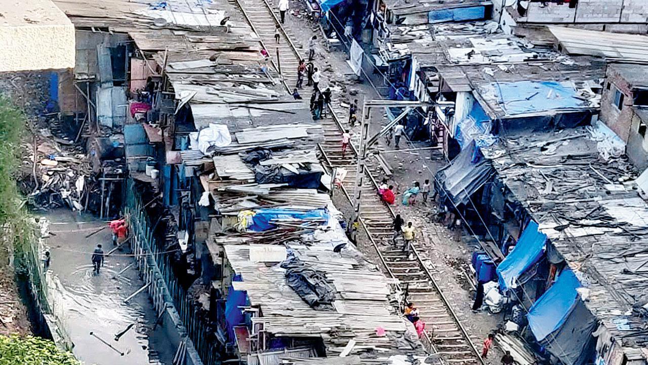 Mumbai: Lives at risk, locals warn, will look into it, says Central Railway