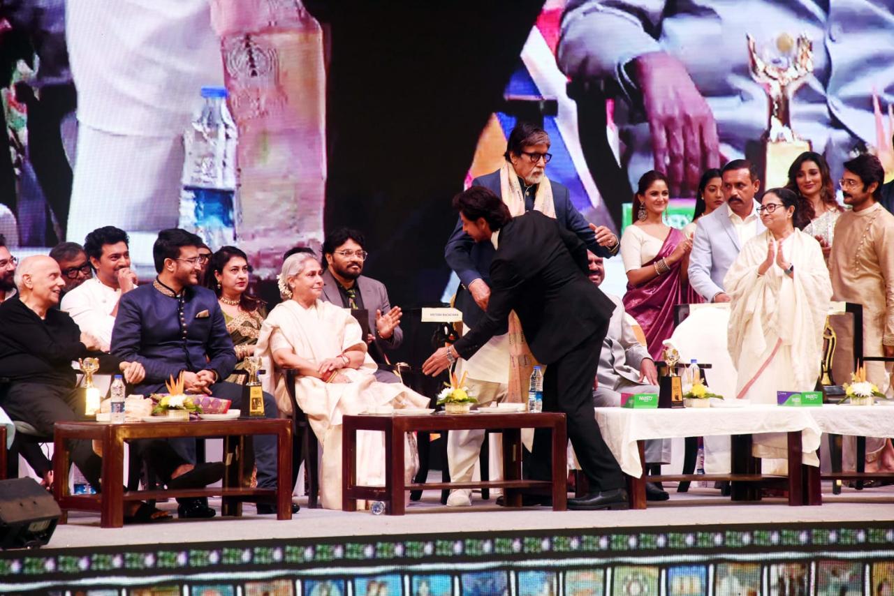 One of the most loved moments of the opening ceremony of KIFF was Shah Rukh greeting megastar Amitabh Bachchan and his wife Jaya Bachchan by touching their feet. SRK also gave a tight hug to Big B