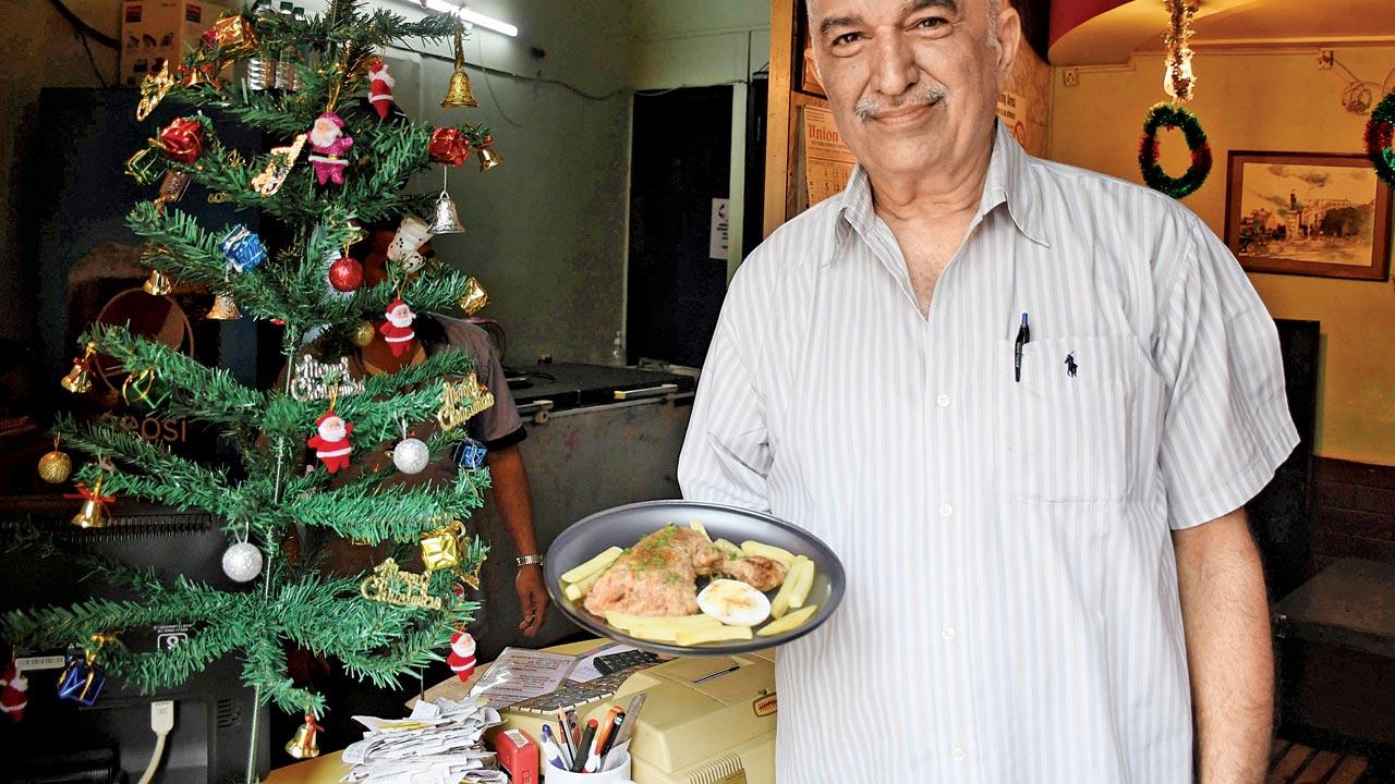 Ideal Corner’s Parvez Patel’s loves Chicken Farcha. Pic/Ashish Raje