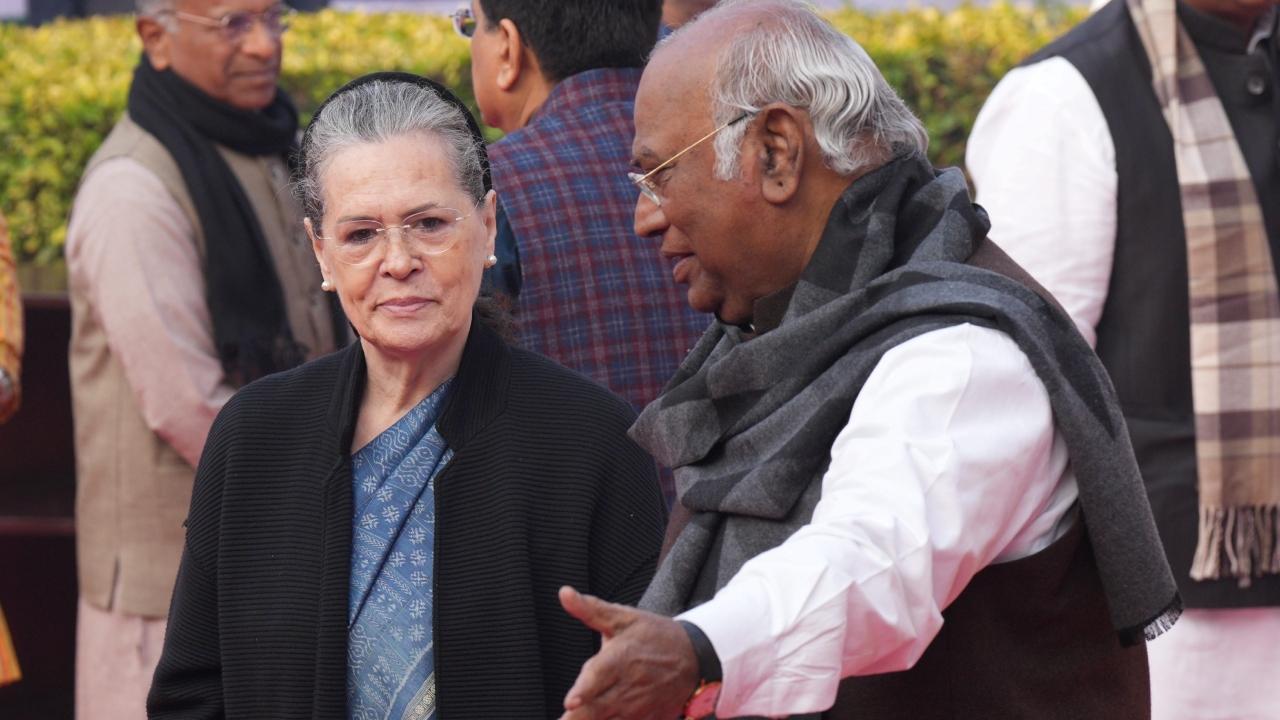 Sonia Gandhi arrived in Jaipur on Thursday morning as the party's Bharat Jodo Yatra is crossing through Rajasthan. She is scheduled to join Rahul Gandhi. The party's march is set to take a break on December 9, which is also Sonia Gandhi's birthday. Pic/PTI