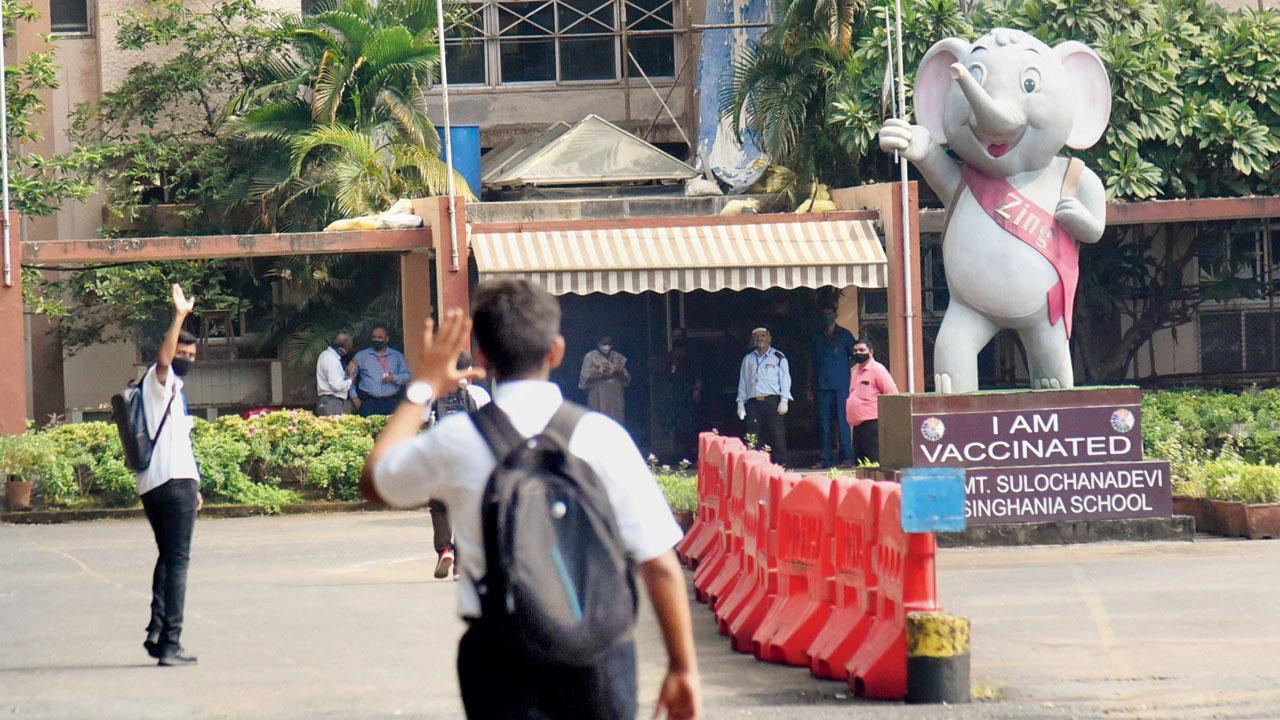 Students get stuck in lift at a Thane school