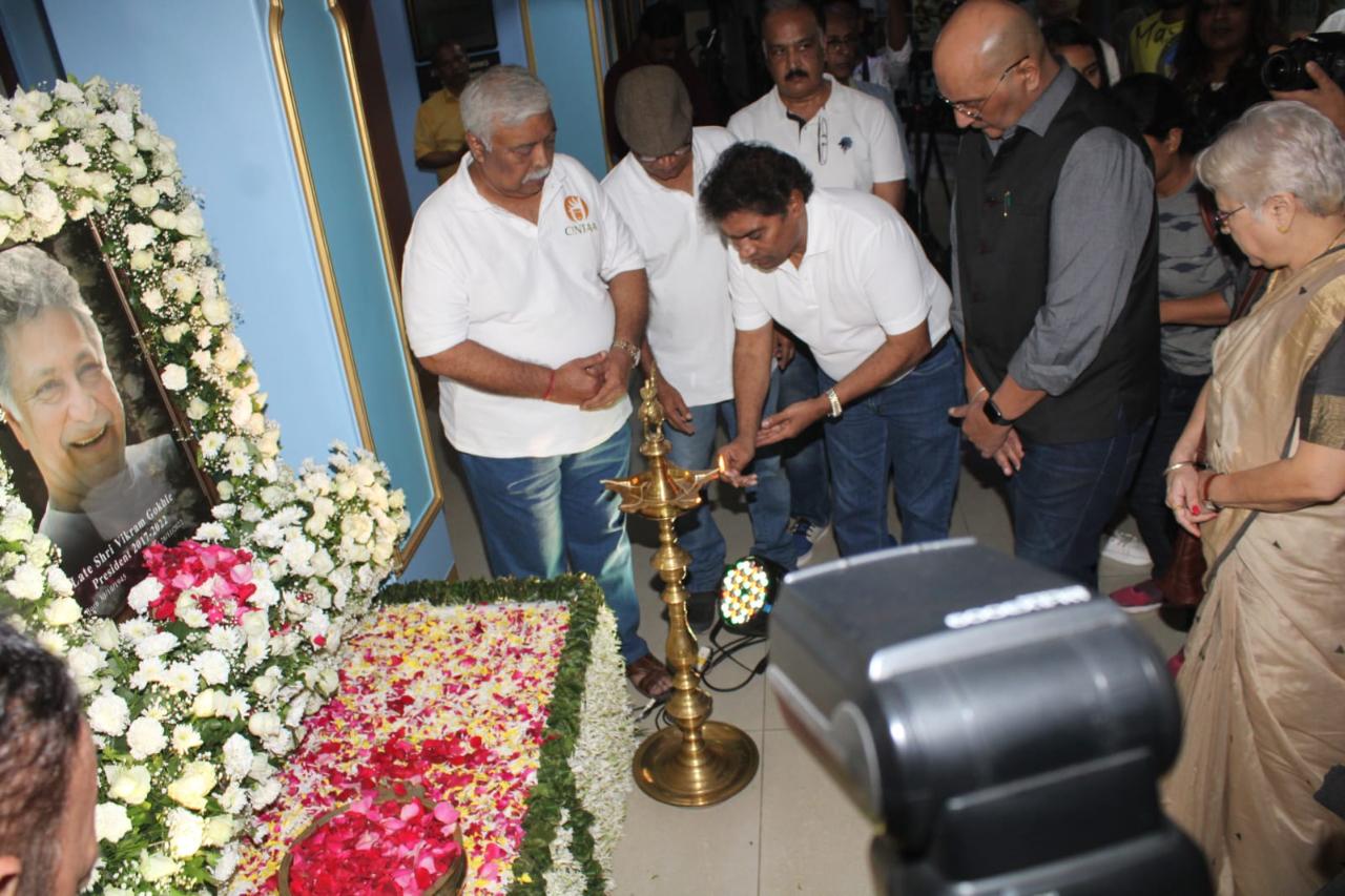 Johny Lever and Abhay Bhargav along with CINTAA chairperson Amit Behl lit the lamp in front of Gokhale's portrait