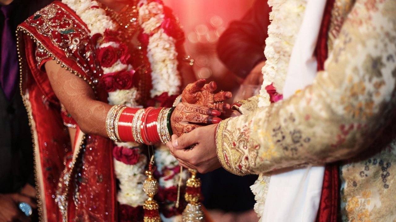 Twin sisters from Mumbai marry same man in Solapur